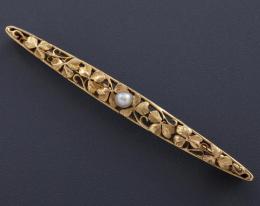ALFILER DE FILIGRANA REALIZADO EN ORO DE 18 KT. CON PERLA.