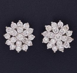 PENDIENTES REALIZADOS EN ORO DE 18 KT. Y DIAMANTES Pendientes en oro de 18 kt. compuestos por roseta de diamantes en talla brillante engastado en garras con un peso total aprox de 1.70 ct. Cierre de presión.