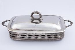 PRESENTADOR CON TAPA EN METAL PLATEADO CON PERFIL CALADO,