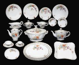 VAJILLA DE PORCELANA HISPANIA CON DECORACIÓN FLORAL Y BORDE DORADO.