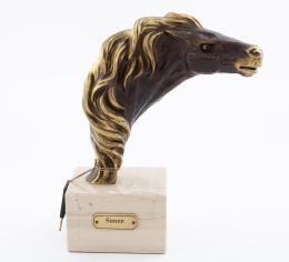 BUSTO DE CABALLO EN BRONCE SOBRE PEANA DE MÁRMOL.