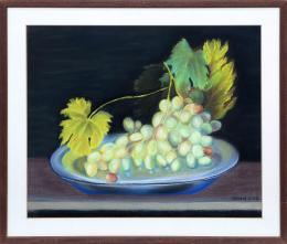 BODEGÓN CON RACIMO DE UVAS SOBRE UN PLATO