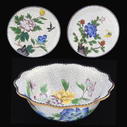 CONJUNTO FORMADO POR UN BOWL Y DOS PLATOS , CHINA, S.XX.