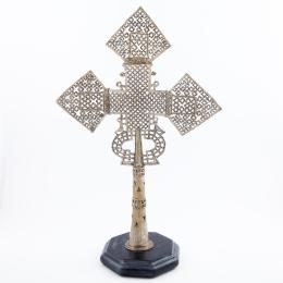 CRUZ DE METAL SOBRE BASE DE MADERA, TRABAJO ETIÓPE