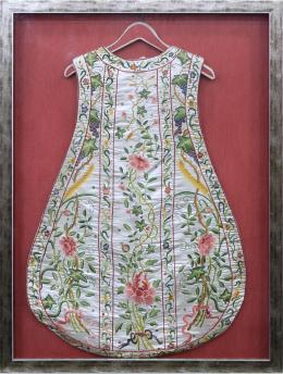 CASULLA CON DECORACIÓN BORDADA DE MOTIVOS FLORALES Y VEGETALES