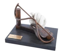 ESCULTURA EN GESSO Y ACERO DE MANO TOCANDO UN VIOLÍN (2005)
