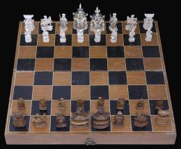 JUEGO DE AJEDREZ CON FIGURAS ORIENTALES TALLADAS EN MARFIL DE GRAN TAMAÑO, AÑOS 40