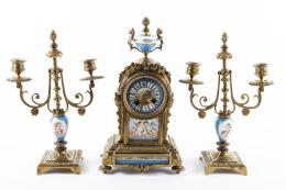 GUARNICIÓN DE RELOJ Y CANDELABROS DE BRONCE DORADO Y PORCELANA TIPO SÈVRES, FRANCIA, FFS.S.XIX