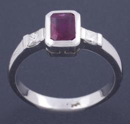 SORTIJA EN ORO 18KT, RUBÍ Y DIAMANTES