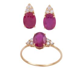 CONJUNTO DE SORTIJA Y PENDIENTES EN ORO DE 18KT, RUBÍES Y DIAMANTES
