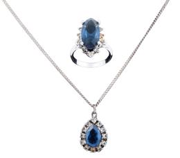 CONJUNTO DE COLGANTE Y CADENA EN PLATA DE LEY Y SORTIJA CON BAÑO DE PLATA, PIEDRAS AZULES E INCOLORAS