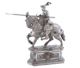 FIGURA DE CABALLERO CON ARMADURA Y LANZA A CABALLO EN PLATA DE LEY Y LA CARA TALLADA