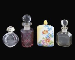 TRES PERFUMEROS EN CRISTAL TALLADO Y UNO EN PORCELANA, PP. S.XX