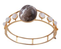 BRAZALETE EN ORO 18KT, CUERZO AHUMADO, PIEDRAS LUNA Y DIAMANTES