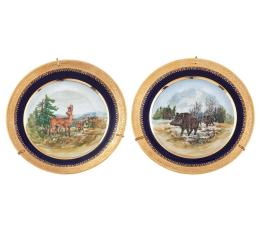 PAREJA DE PLATOS DECORATIVOS EN PORCELANA DE LIMOGES, FRANCIA. S.XX