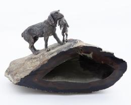 FIGURA DE PERRO CON LIEBRE EN METAL PLATEADO SOBRE GEODA DE ÁGATA