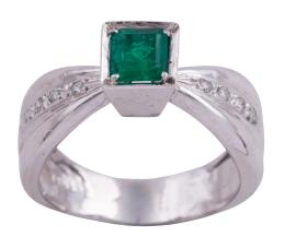 SORTIJA EN ORO 18KT, ESMERALDA Y DIAMANTES