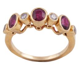 SORTIJA EN ORO 18KT, RUBÍES Y DIAMANTES