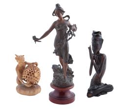 LOTE DE TRES FIGURAS DISTINTAS EN MADERA Y CALAMINA