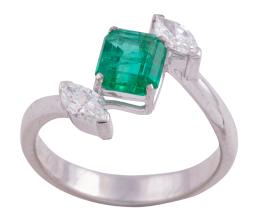SORTIJA EN ORO 18KT, ESMERALDA Y DIAMANTES