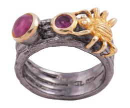 SORTIJA EN PLATA 925 CON CHAPADO EN ORO, RUBÍ Y GRANATE. JOYERÍA DE AUTOR, PIEZA ÚNICA