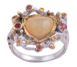 SORTIJA EN PLATA 925 CON CHAPADO EN ORO, ÓPALO Y ZAFIROS FANCY. JOYERÍA DE AUTOR, PIEZA ÚNICA