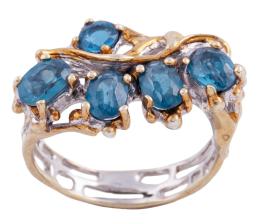 SORTIJA EN PLATA 925 CON CHAPADO EN ORO, TOPACIOS SWISS BLUE. JOYERÍA DE AUTOR, PIEZA ÚNICA