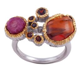 SORTIJA EN PLATA 925 CON CHAPADO EN ORO, ÓPALO DE FUEGO, GRANATES Y RUBÍ. JOYERÍA DE AUTOR, PIEZA ÚNICA