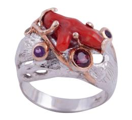 SORTIJA EN PLATA 925 CON CHAPADO EN ORO, CORAL, AMATISTAS Y GRANATE. JOYERÍA DE AUTOR, PIEZA ÚNICA
