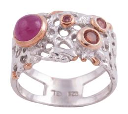 SORTIJA EN PLATA 925 CON CHAPADO EN ORO, RUBÍ Y ZAFIROS FANCY. JOYERÍA DE AUTOR, PIEZA ÚNICA