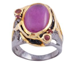 SORTIJA EN PLATA 925 CON CHAPADO EN ORO, RUBÍ Y ZAFIROS FANCY. JOYERÍA DE AUTOR, PIEZA ÚNICA