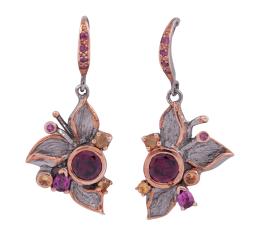 PENDIENTES EN PLATA 925 CON CHAPADO EN ORO, GRANATES, AMATISTAS Y ZAFIROS DORADOS. JOYERÍA DE AUTOR, PIEZA ÚNICA