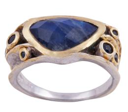 SORTIJA EN PLATA 925 CON CHAPADO EN ORO, LABRADORITA Y ZAFIROS. JOYERÍA DE AUTOR, PIEZA ÚNICA