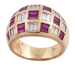 SORTIJA EN ORO 18KT, RUBÍES Y DIAMANTES