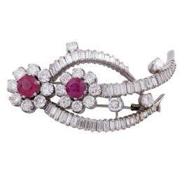 BROCHE EN PLATINO, RUBÍES Y DIAMANTES
