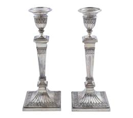 PAREJA DE CANDELEROS EN PLATA INGLESA, S.XX