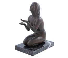 MUJER ARRODILLADA