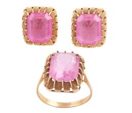 CONJUNTO DE PENDIENTES Y SORTIJA EN ORO 18KT CON PIEDRAS ROSA DE FRANCIA