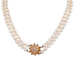 COLLAR DE PERLAS CULTIVADAS Y BROCHE EN ORO 18KT CON GRANATES