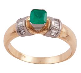 SORTIJA EN ORO BICOLOR 18KT, ESMERALDA Y DIAMANTES