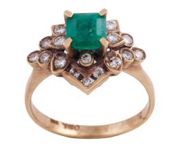 SORTIJA EN ORO 18KT, ESMERALDA Y DIAMANTES