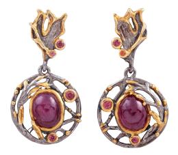 PENDIENTES EN PLATA 925 CON CHAPADO EN ORO, RUBÍES Y ZAFIROS FANCY. JOYERÍA DE AUTOR, PIEZA ÚNICA