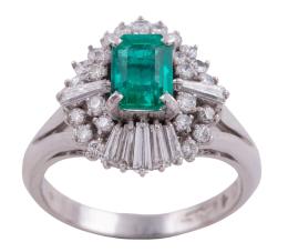 SORTIJA EN PLATINO, ESMERALDA Y DIAMANTES