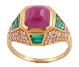 SORTIJA EN ORO 18KT, RUBÍ, ESMERALDA Y DIAMANTES
