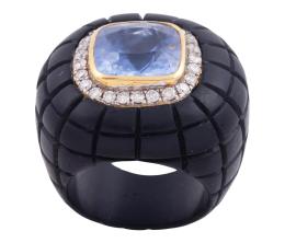 SORTIJA EN ÉBANO, ORO 18KT, ZAFIRO Y DIAMANTES