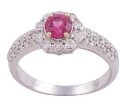 SORTIJA EN ORO 18KT, ESPINELA ROSA Y DIAMANTES