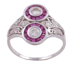 SORTIJA EN ORO 18KT, RUBÍES Y DIAMANTES