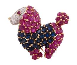 BROCHE EN ORO 18KT, RUBÍES, ZAFIROS Y DIAMANTES