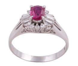 SORTIJA EN PLATINO, RUBÍ Y DIAMANTES