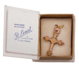 COLGANTE CRUZ EN METAL DORADO CON CAJA LIBRO